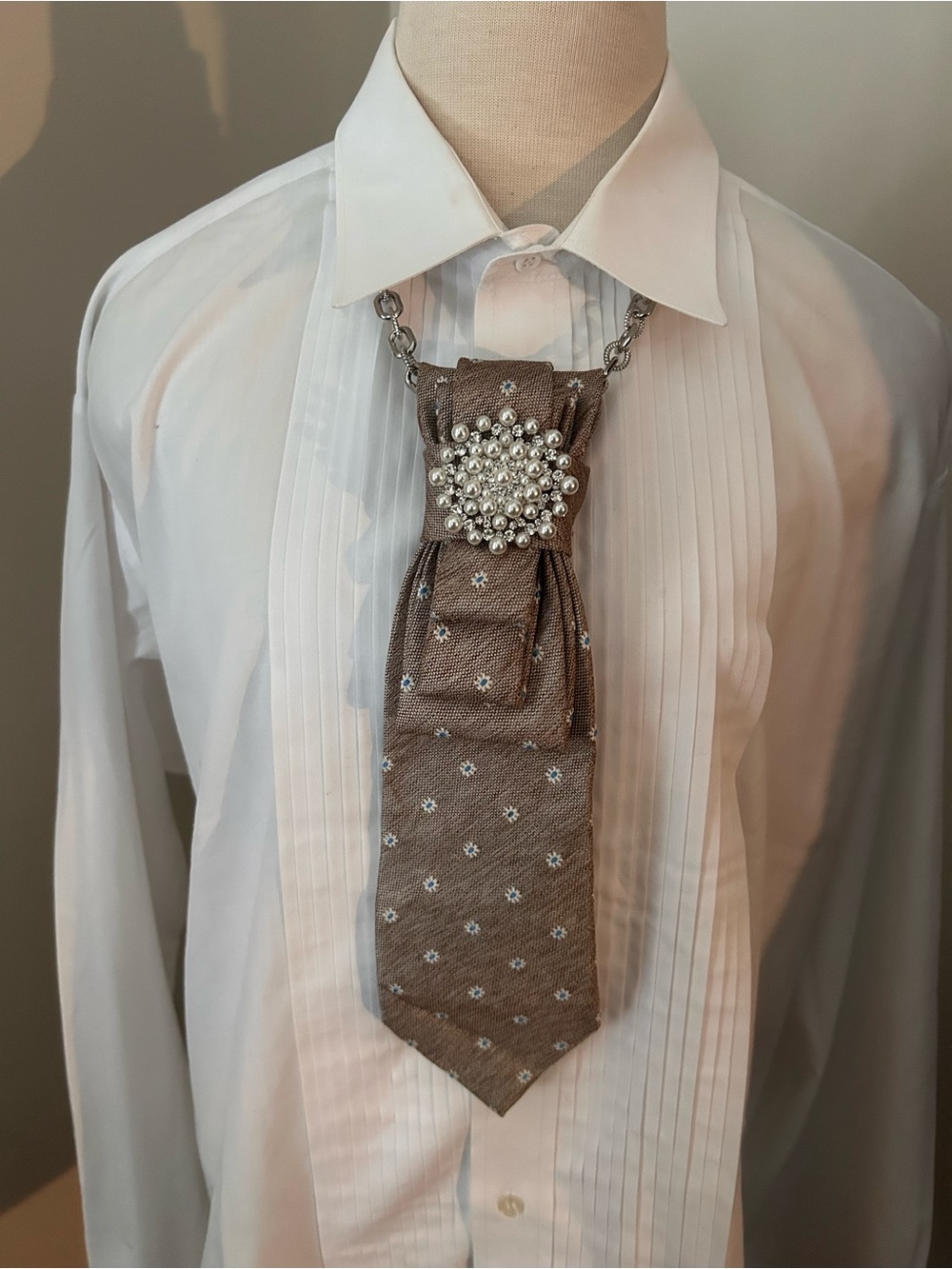Elegant Necktie Necklace with Pearl Brooch